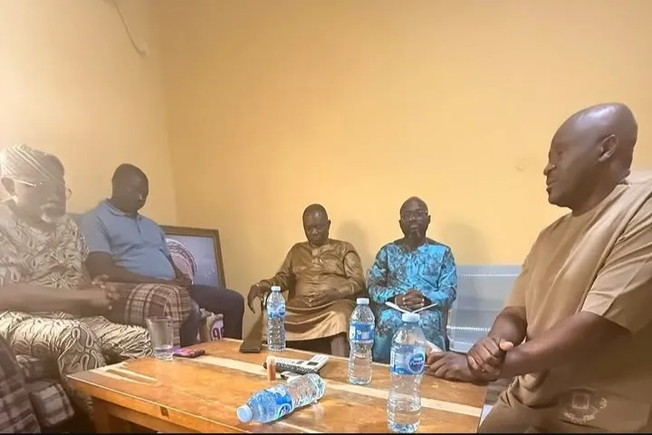 Desmond Elliot kneeling down to apologize to Femi Gbajabiamila